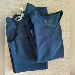 Figs Dark Harbor Scrub Set. XS Casma Scrub Top & XS Petite Zamora Joggers